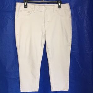 NWOT   Seven7 White Distressed Capri Jeans!!